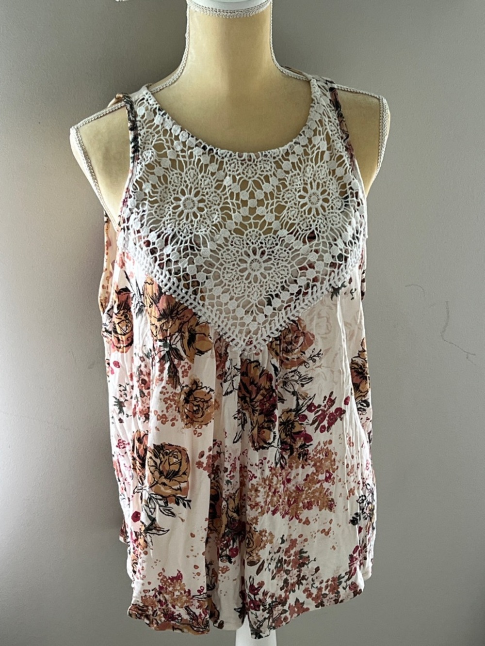 Floral Crochet Yoke Sleeveless Top - White/Pink Floral